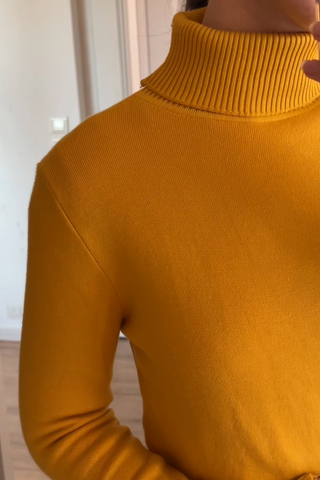 Pull thermique col roulé jaune